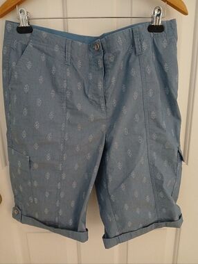 Chico's Light Blue Floral-Print Women's Cargo Shorts,  Size 1.5